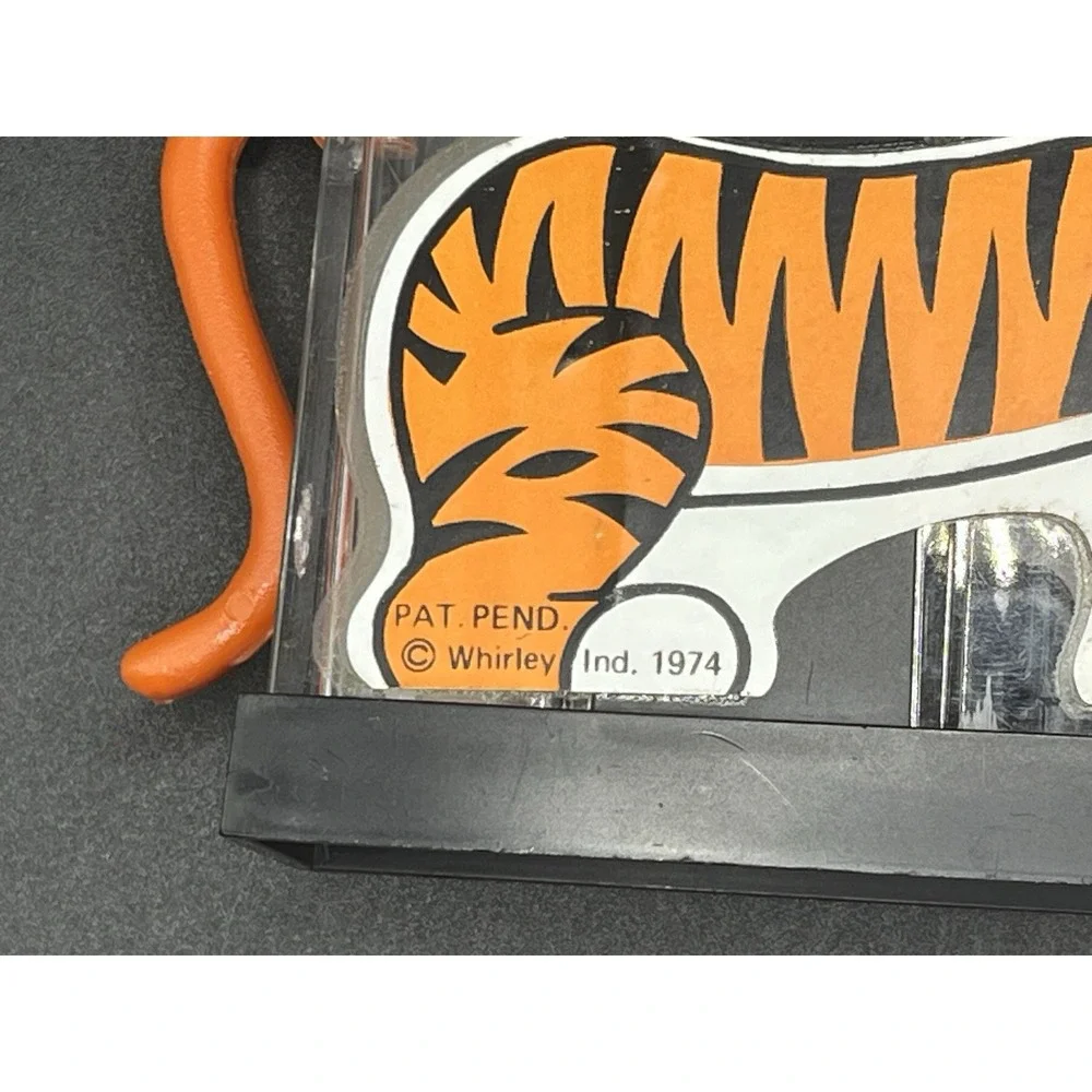 Esso 'Put A Tiger In Tank' Plastic Salt & Pepper Shaker U 34 1974‎ USA Unique